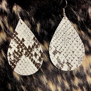 🌵Snake Skin Tear Drop Earrings!